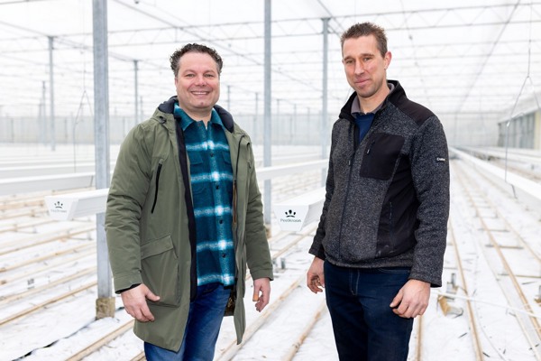 Growtec employee and greenhouse owner stand in the recently converted De Peelkroon greenhouse.